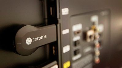 Chromecast conectado a una TV.