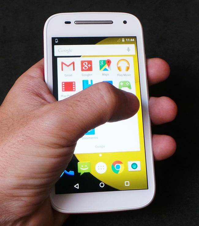 Teléfono Motorola Moto E (2015) en uso