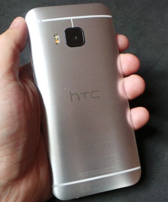 Imagen de la parte trasera del HTC One M9