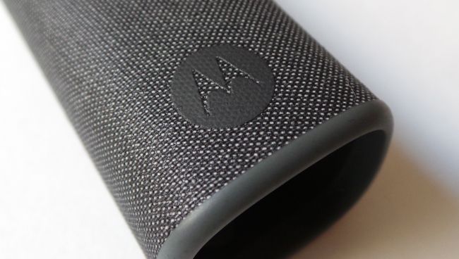 Logotipo en le cargador del Motorola Moto Hint