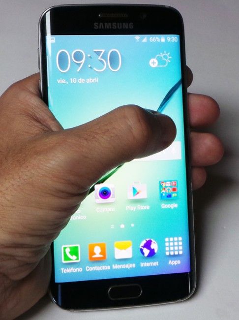 Teléfono Samsung Galaxy S6 Edge en uso