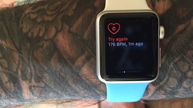 Apple Watch en muñeca tatuada
