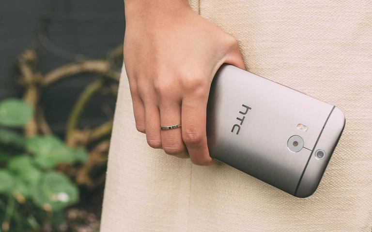 HTC One M8s en manos de una mujer