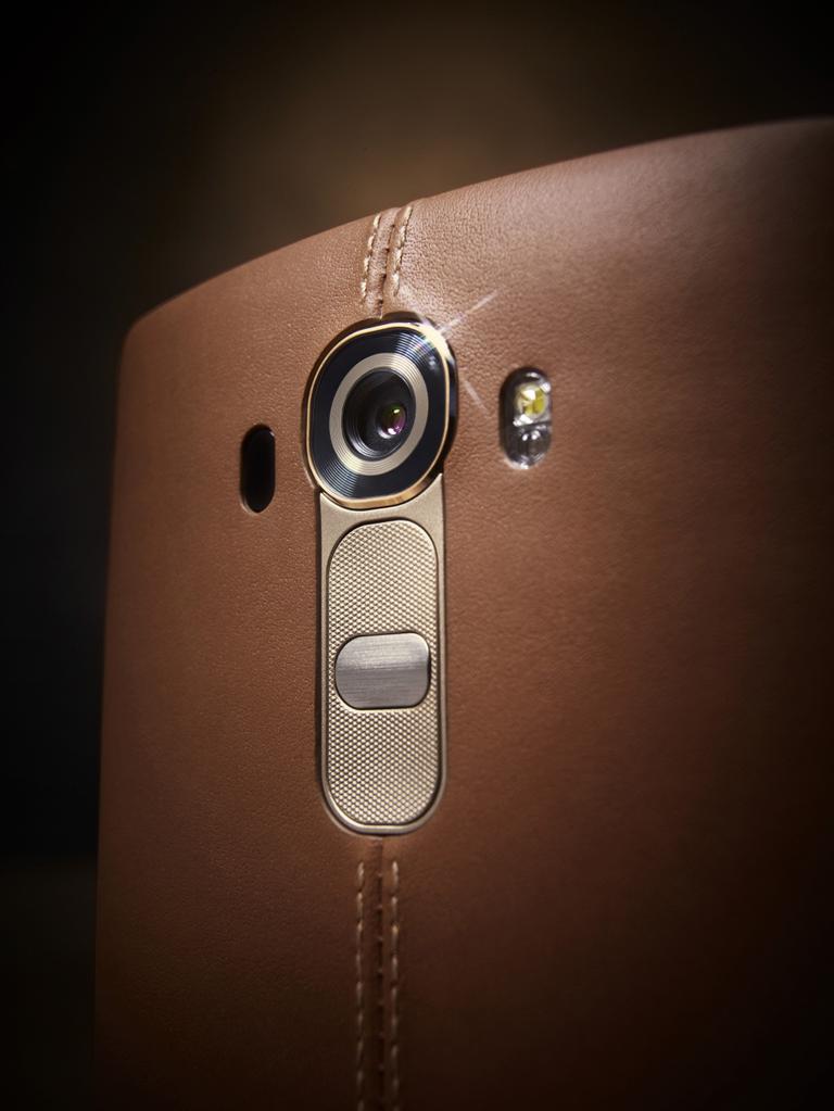 LG G4 en colo marrón y terminación en cuero