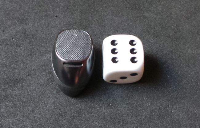 Motorola Moto Hint comparado con un dado