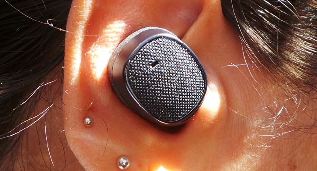 Motorola Moto Hint en oreja