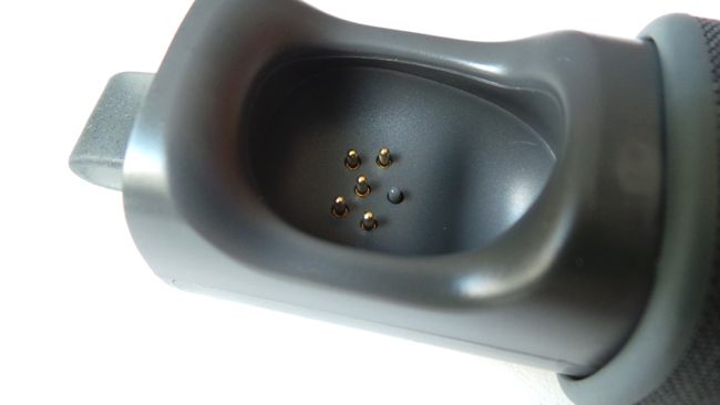 Conexiones en el cargador del Motorola Moto Hint