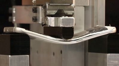 Samsung Galaxy S6 Edge bend test.