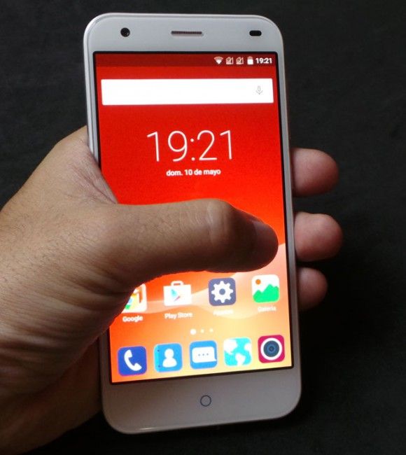 Teléfono ZTE Blade S6 en uso