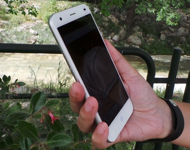 Teléfono ZTE Blade S6 en mano