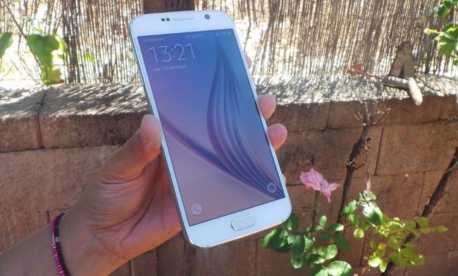 Teléfono Samsung Galaxy S6 en exterior
