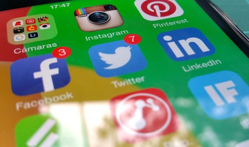 Twitter y Linkedin para buscar trabajo.