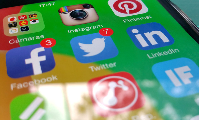 Twitter y Linkedin para buscar trabajo.