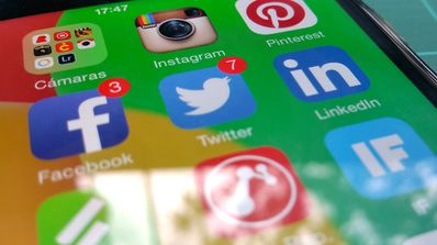 Twitter y Linkedin para buscar trabajo.