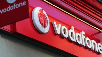 Cartel con el logo de Vodafone en una tienda a pie de calle