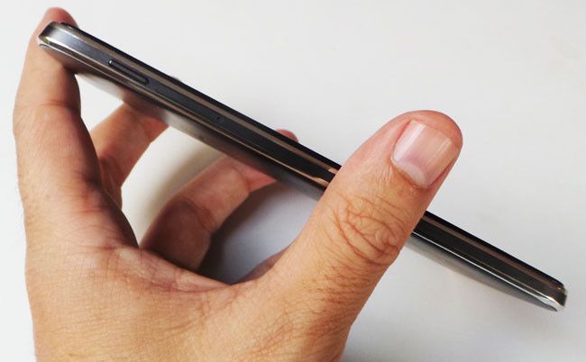 lateral del Idol 3 en mano