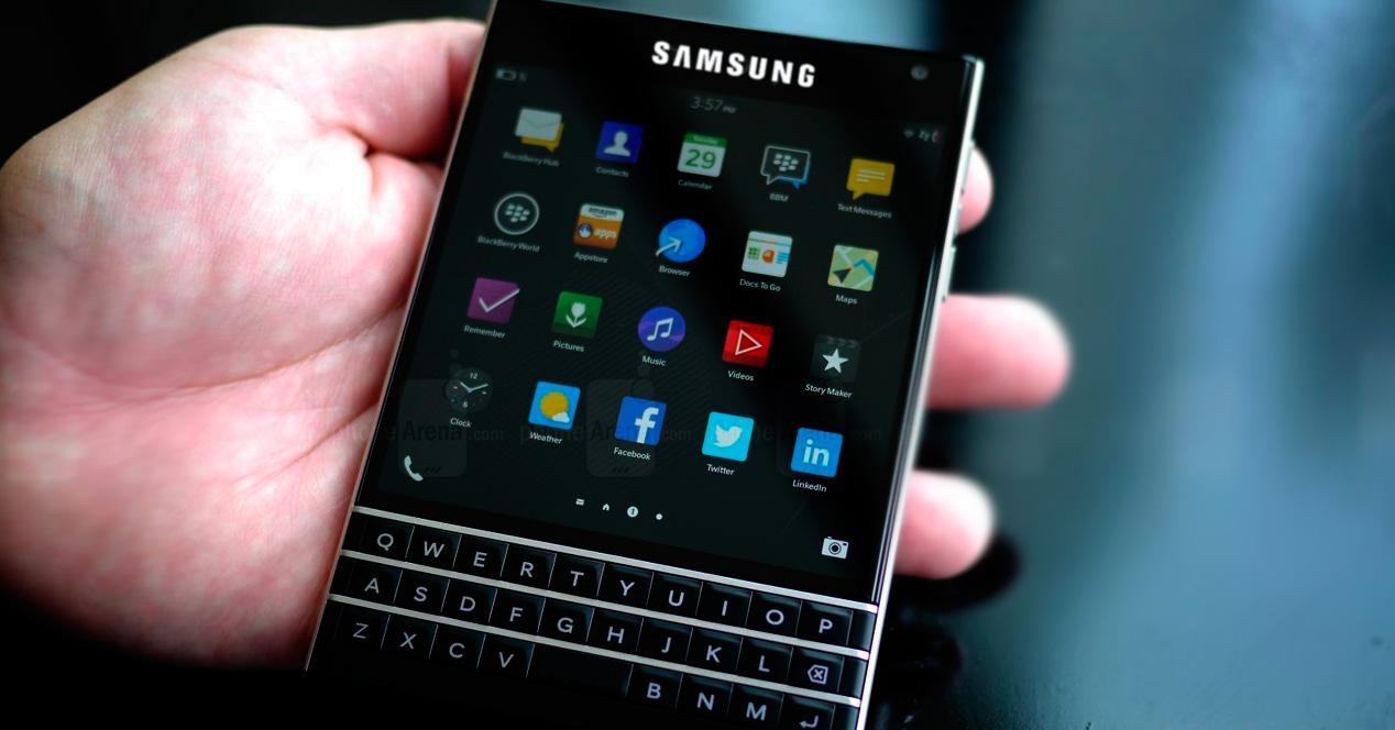 BlackBerry Android móvil con Samsung.
