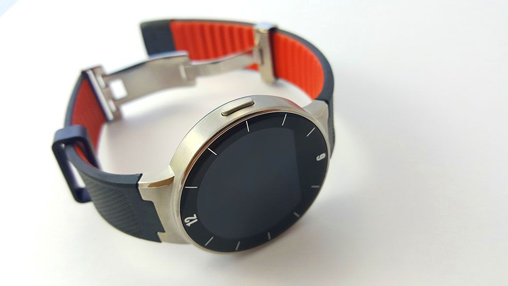Alcatel Onetouch Watch sobre fondo blanco