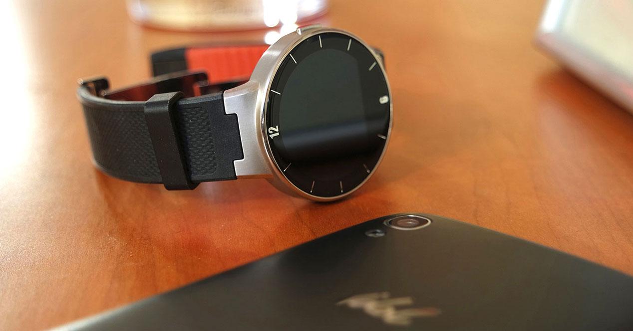 Smartwatch Alcatel Onetouch Watch en mesa