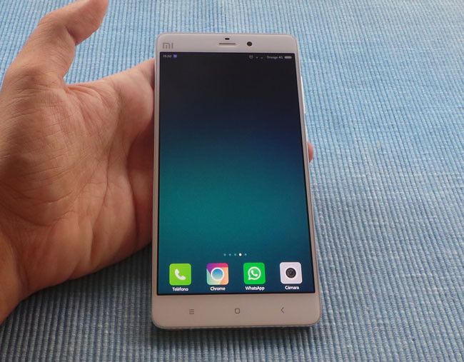 Xiaomi Mi Note en mano