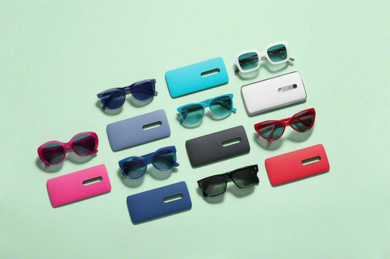 Motorola Moto X Play y gafas de colores