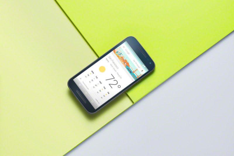 Motorola Moto G Tercera Generación sobre fondo amarillo