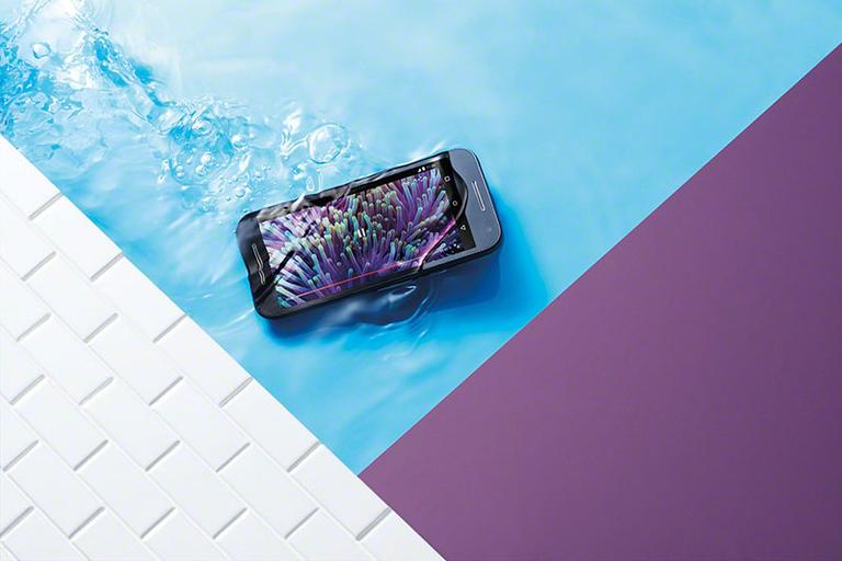 Motorola Moto G Tercera Generación sobre agua