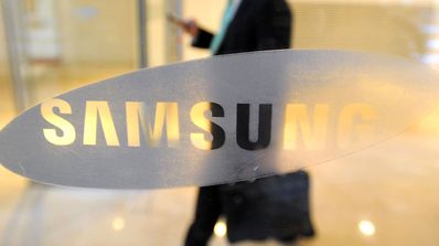 logo samsung en puerta de cristal