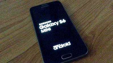 Samsung Galaxy S6 Mini.