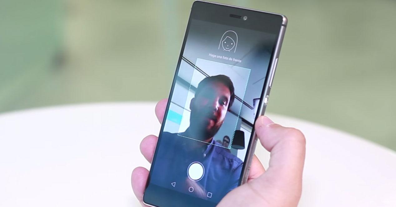 Huawei P8 tomando un selfie