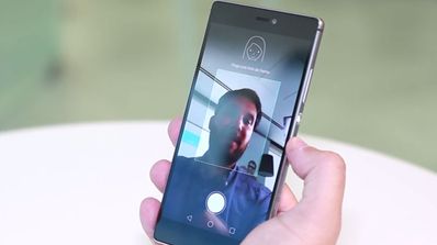 Huawei P8 tomando un selfie