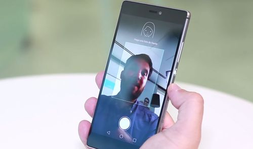 Huawei P8 tomando un selfie