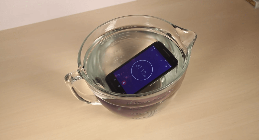 Motorola Moto G dentro de jarra de agua