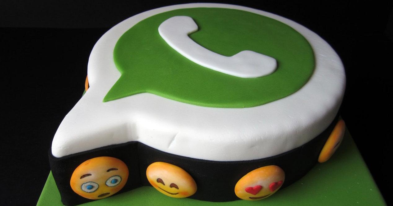 Tarta con forma del logo de WhatsApp