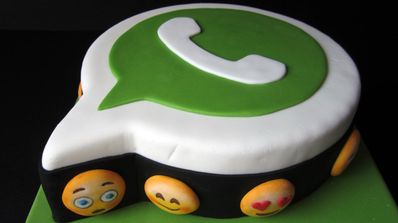 Tarta con forma del logo de WhatsApp