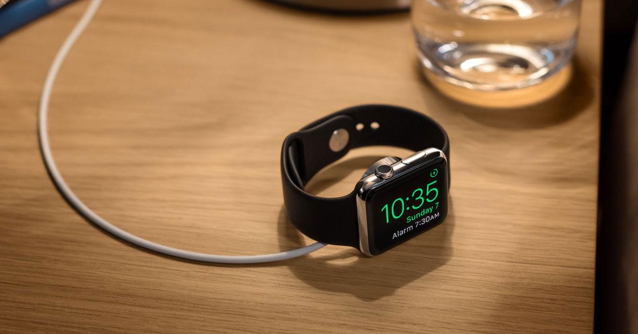 Imagen del reloj Apple Watch en una mesa