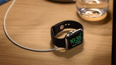Imagen del reloj Apple Watch en una mesa