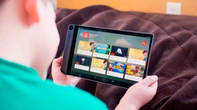 Niño utilizando tablet Android