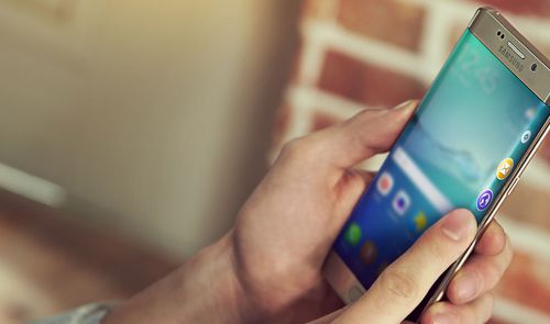 s5 eDEGE PLUS EN manos de una persona