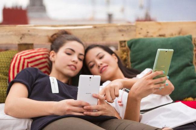 Sony Xperia C5 Ultra y chicas