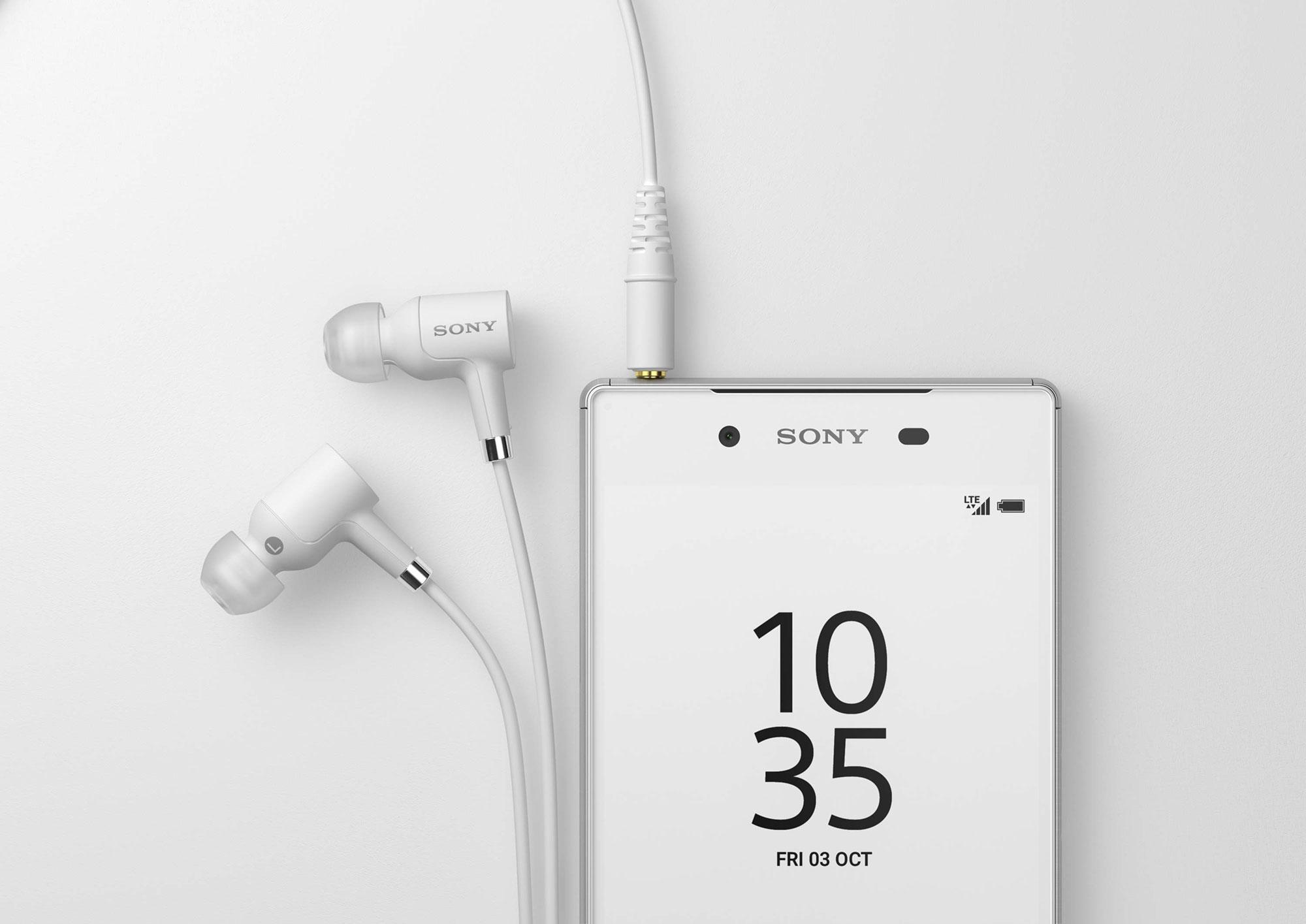 Sony Xperia Z5 blanco con auriculares