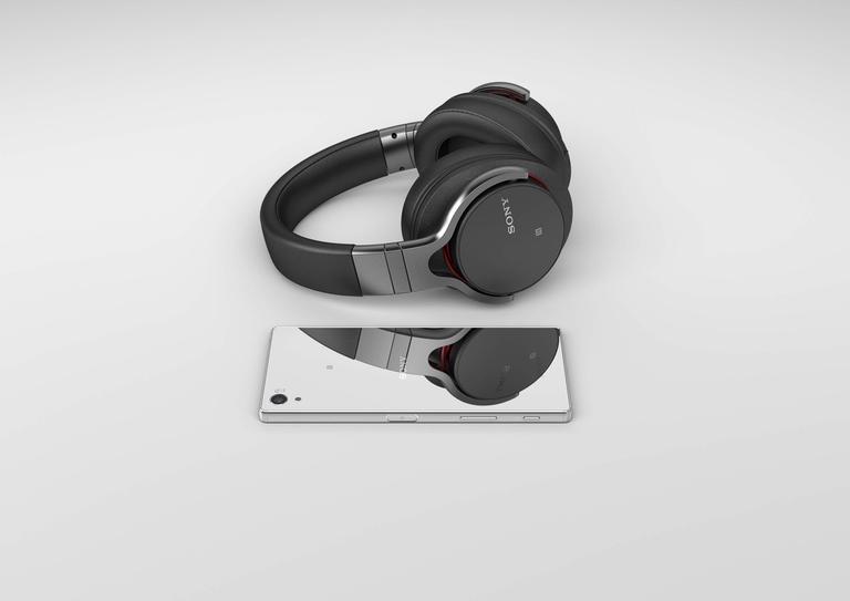 Sony Xperia Z5 Premium plateado con auriculares