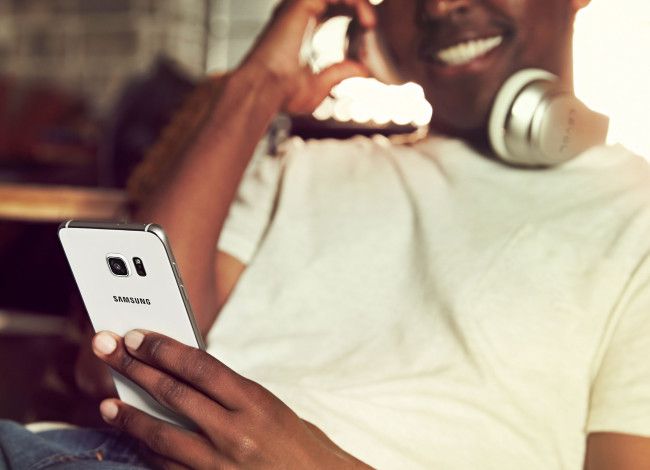 Samsung Galaxy S6 Edge Plus con auriculares inalámbricos