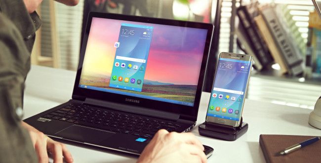 Samsung Galaxy S6 Edge Plus sobre base con conexión a PC