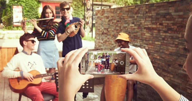 Samsung Galaxy S6 Edge Plus haciendo una foto a grupo de personas