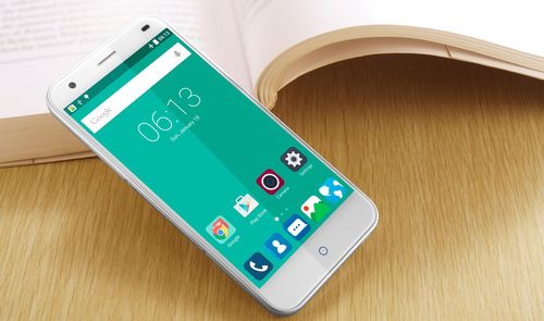 Teléfono ZTE Blade S6 apoyado en libro