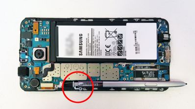 samsung galaxy note desmontado con S Pen al revés.jpg