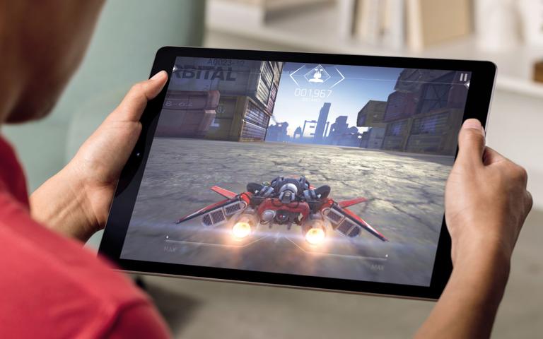 Apple iPad Pro con videojuego en pantalla