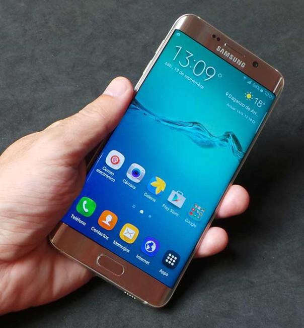 Samsung Galaxy S6 Edge Plus en mano