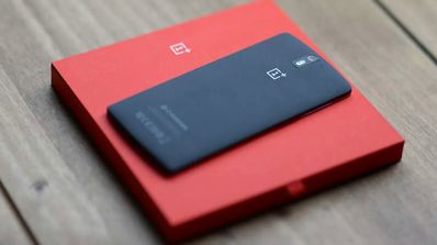 Logo de OnePlus en la carcasa de un smartphone